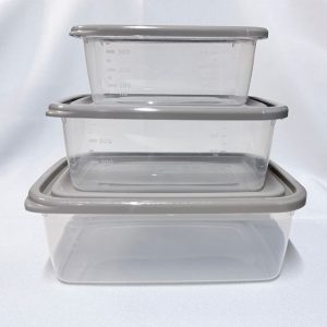 Kit de 3 potes rectangulares de plástico transparente con tapas color gris apilados, marca Giplás.