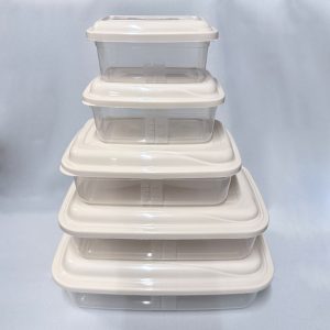 Torre de 5 potes rectangulares de plástico transparente con tapas color crema apilados, marca Giplás.