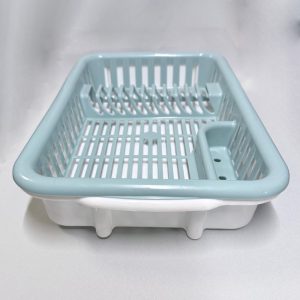 Escurridor de platos plástico color celeste con bandeja blanca recolectora de agua, vista en perspectiva.