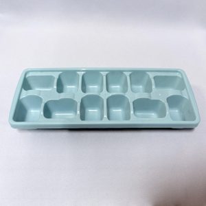 Vista superior de cubetera plástica celeste con 12 cavidades para hielo.