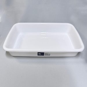 Bandeja multiuso de plástico blanco de 5.5 litros, 39x28cm, vista en perspectiva.