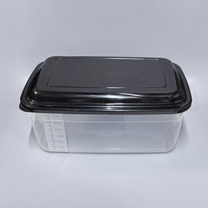 Pote rectangular de plástico transparente de 3.6 litros con tapa negra y escala de medición, marca Giplás