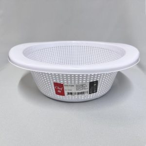 Vista en perspectiva de un cuenco Lavatodo de plástico blanco con diseño de base y paredes totalmente perforadas, de la marca MB Línea Chef, sobre un fondo blanco.