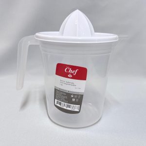 Jarra redonda de plástico transparente con asa, que incluye un accesorio exprimidor de cítricos color blanco en la parte superior, de la marca MB Línea Chef, vista de frente sobre un fondo blanco.