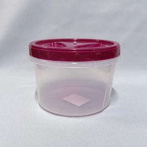 Pote redondo grande de plástico transparente con tapa a rosca color fucsia, visto de frente sobre un fondo blanco.