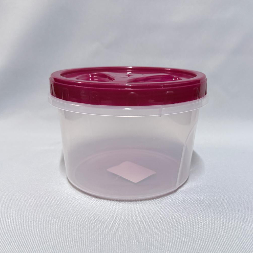Pote redondo grande de plástico transparente con tapa a rosca color fucsia, visto de frente sobre un fondo blanco.