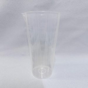 Vaso medidor de plástico transparente de 500 ml de capacidad con pico vertedor y marcas graduadas en los laterales, visto de frente sobre un fondo blanco.