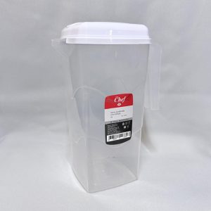 Jarra de plástico transparente de formato cuadrado con asa, tapa blanca y capacidad de 2 litros, de la marca MB Línea Chef, vista sobre un fondo blanco