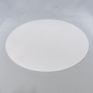 Tres discos redondos y planos de espuma blanca (EPS) apilados parcialmente uno sobre otro de forma escalonada, vistos en ángulo desde arriba sobre un fondo claro.