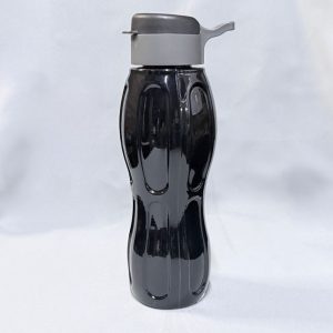 Botella plástica modelo Island de 750 ml en acabado opaco brillante. Se presentan cuatro imágenes mostrando distintas vistas de perfil: dos fotos de la botella en color negro con tapa combinada en dos tonos de gris, y dos fotos en color magenta (fucsia) con tapa combinada en gris y rosa. Se destaca su diseño con detalles ovalados bajo relieve en el cuerpo y su tapa a rosca que incluye un pico rebatible y un asa de agarre posterior, todas sobre un fondo claro.