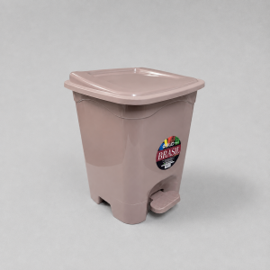 Vista en ángulo de una papelera cuadrada de plástico color moka o beige claro con tapa cerrada y pedal inferior para apertura, fotografiada sobre un fondo gris claro. En el frente lleva adherida la etiqueta de la marca BUD Plastic.