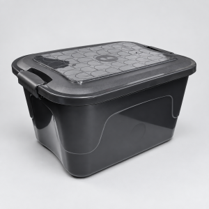 Vista superior en ángulo de una caja organizadora de plástico negro. En la tapa se observa un patrón de líneas que forman semicírculos, un detalle central circular y trabas laterales en las asas para asegurar el cierre.