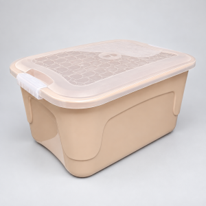 Vista superior en ángulo de una caja organizadora de plástico de colores. En la tapa se observa un patrón de líneas que forman semicírculos, un detalle central circular y trabas laterales en las asas para asegurar el cierre.