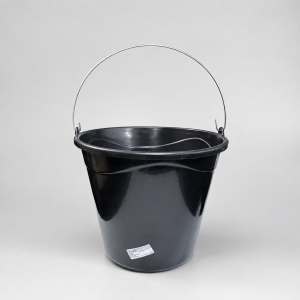 Balde de plástico reforzado color negro con una capacidad de 12 litros, destacando su resistente asa metálica semicircular en la parte superior, fotografiado sobre un fondo gris claro. En la zona inferior lleva adherida una pequeña etiqueta blanca de producto.