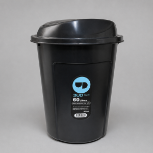 Cesto de basura cilíndrico de plástico negro con tapa basculante superior, fotografiado de frente sobre un fondo gris claro. En el centro destaca la etiqueta de la marca BUD Plastic en colores negro y celeste, indicando su capacidad de 60 litros y la certificación BPA Free.