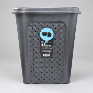 Vista frontal de un cesto de plástico negro con textura símil ratán y tapa superior cerrada, fotografiado sobre un fondo gris claro. En el centro del panel trenzado destaca la etiqueta de la marca BUD Plastic indicando su capacidad de 45 litros.